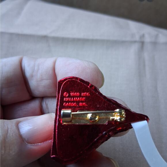 Hallmark Hershey's Kiss Red Foil Brooch Pin Lightweight Christmas Vintage 1989 - Picture 3 of 4
